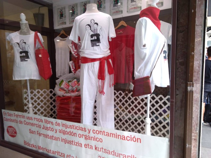 Pamplona se viste con #NecesitoRopaLimpia para San Fermín